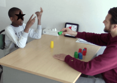 Atelier de langue des signes pour enfants autistes - 2ème partie 5 Elias 3 langage des signes