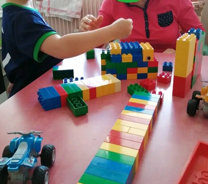 L'éducateur spécialisé indépendant à domicile : Accompagner au plus près des besoins de chacun 2 enfant personne agee
