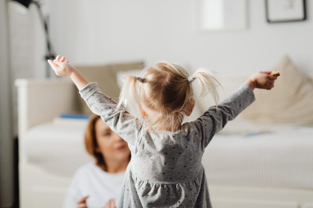 Le suivi oculaire : nouvel outil pour diagnostiquer l'autisme plus rapidement ? 3 enfant autiste joie
