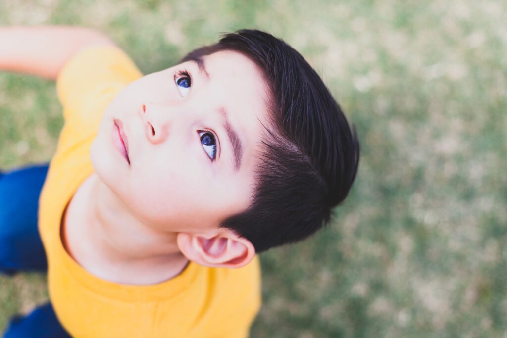 Le suivi oculaire : nouvel outil pour diagnostiquer l'autisme plus rapidement ? 2 regard enfant autiste